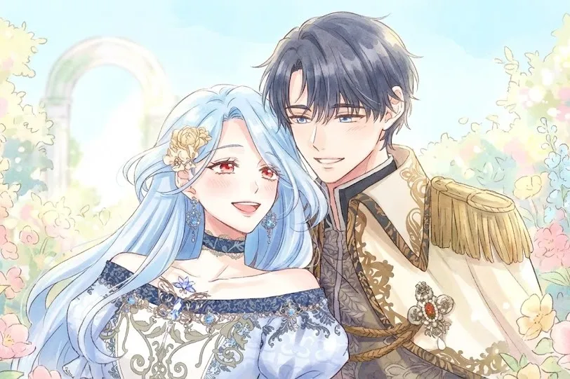 水彩画タッチで描かれた『今世は義妹を許しません』の横長アイキャッチイラスト。画面中央に、長い水色の髪と赤い瞳を持ち、繊細な装飾の青いドレスを着た女性と、黒髪で白と金の軍服風の衣装を纏った男性が寄り添い、優しく明るい笑顔を見せている。背景はパステルカラーの花々が咲く明るい庭園のような風景で、全体的に爽やかで前向きな印象を与える。